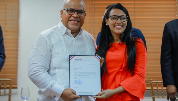 Promipyme entrega préstamos a beneficiarios provincia Santo Domingo